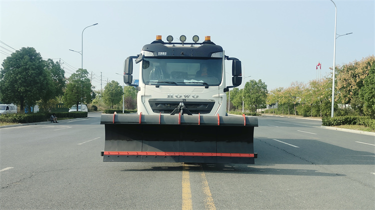 重汽五合一多功能除雪除冰车