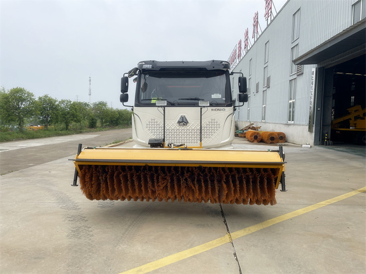 重汽豪沃18吨除雪除冰车