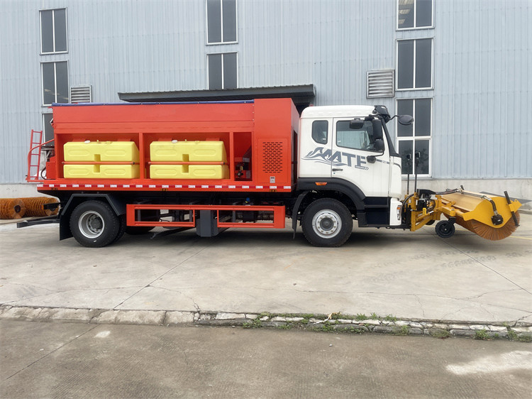 重汽豪沃18吨除雪除冰车